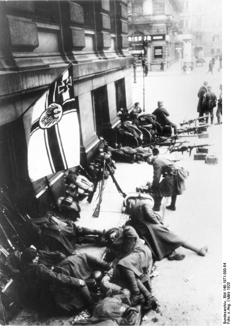 Kapp-Lüttwitz Putsch: Angehörige der Marine-Brigade Ehrhardt mit der Kriegsflagge der Kaiserlichen Marine in Berlin (März 1920)